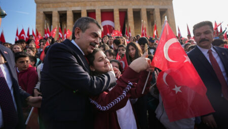 23 Nisan’da manalı ziyaret: Bakan Tekin öğrencilerle Anıtkabir’de