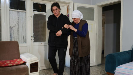 5 ay sonra evsiz kalacak! 75 yaşındaki görme engelli Emine teyze gözyaşlarıyla seslendi: Tek göz oda istiyorum