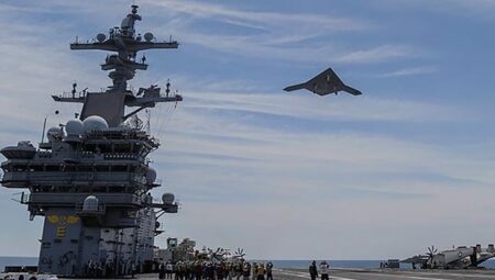 ABD Donanması’na ilişkin bir savaş uçağı, uçak gemisinden denize düştü