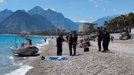 Antalya’da denize giren bir kişi boğularak hayatını kaybetti