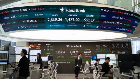 Asya borsaları tarihi çöküşün akabinde nefes aldı: Ticaret tansiyonu sürüyor