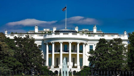 Beyaz Saray, Trump’ın tarifeleri 90 gün durdurmayı değerlendirdiğine dair haberleri yalanladı