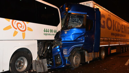 Bilecik’te TIR çeşit otobüsüne arttan çarptı: 13 yaralı