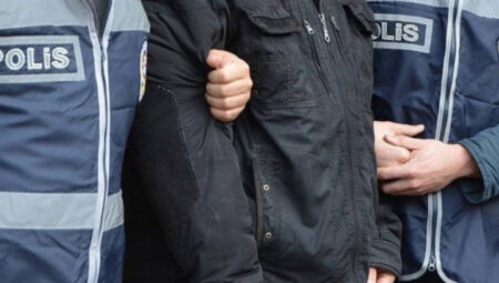 Bolu’da AVM’de gergin anlar! Silahla girmeye çalıştılar, gözaltına alındılar