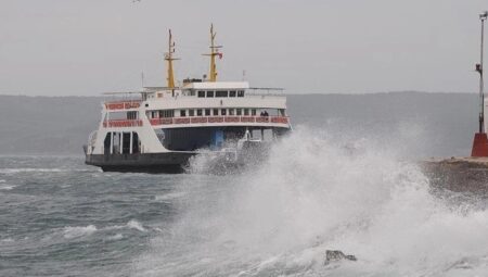 Bozcaada ve Gökçeada çizgilerinde yarınki kimi feribot seferleri iptal edildi