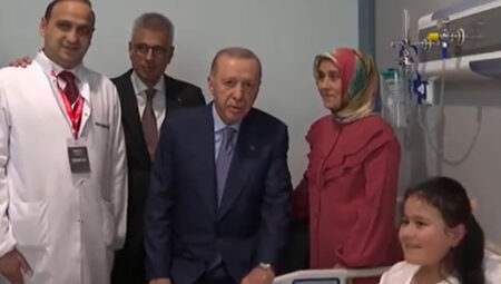 Cumhurbaşkanı Erdoğan’dan açılışı yapılan hastanede hasta ziyareti