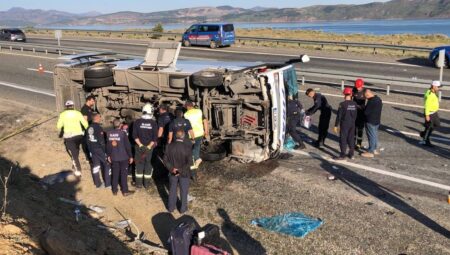 Elazığ’da yolcu midibüsü karşı şeride geçerek yan yattı: 25 yaralı