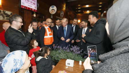 Erdoğan, zelzele gecesi sokakta sabahlayan vatandaşlarla sohbet etti