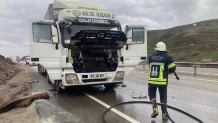 Erzurum’da seyir halindeki tırda yangın çıktı