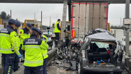 Gişelerde bir kaza daha: Kuzey Marmara Otoyolu’nda araç tırın altına girdi: 1 meyyit