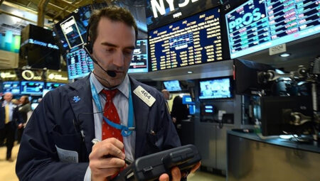 Global piyasalar haftaya karışık seyirle başladı: Altın rekorda, dolar çakıldı