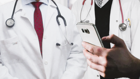 Hastalar hakkındaki yazışmaları ortaya çıktı! Soruşturma başlatıldı: İki doktor için gözaltı kararı