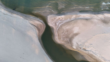 İlkbahar yağışlarıyla su düzeyi artan İğneada longozlarındaki Mert Gölü denizle birleşti
