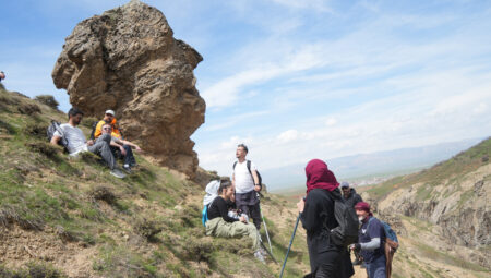 İnsan başı gibi! Ziyaretçi akınına uğruyor! Beşerler fotoğraf çekmek için birbiriyle yarışıyor