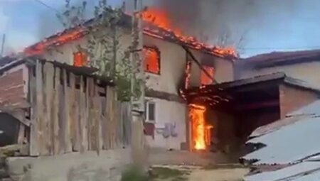 Karabük’te iki katlı konut alevlere teslim oldu