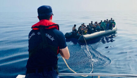 Kaş açıklarında göçmen botu sürüklendi, bir kişi hayatını kaybetti