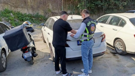 Kendini ve trafiği tehlikeye atan şoföre ceza kesildi