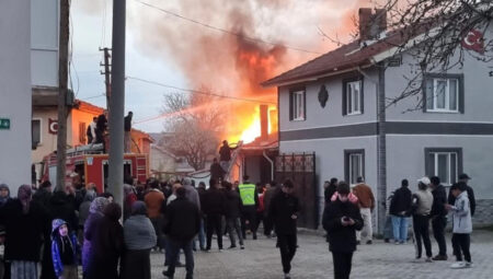Kütahya’da yanan mesken kullanılamaz hale geldi