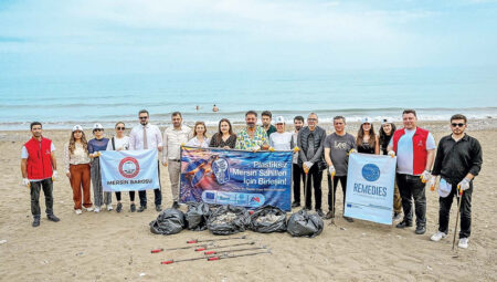 Mersinde kıyılardan 580 kilogram atık toplandı