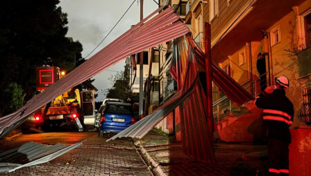 Meteoroloji’den kuvvetli rüzgar ve yağış uyarısı! İstanbul’da çatılar uçtu, otomobiller ziyan gördü