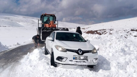 Muş’ta karda araçlarıyla mahsur kalan 60 kişiyi takımlar kurtardı
