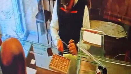 Müşteri kılığında kuyumcuya girdi, külçe altını alıp kaçtı