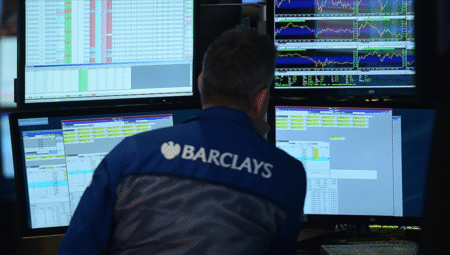 Powell-Trump tansiyonu piyasaları sarstı: Altın rekorda, dolar 3 yılın en düşük düzeyinde