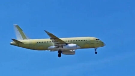 Rusya’dan gövde gösterisi: Yerli yolcu uçağı SJ-100’de birinci uçuş