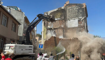 Sarsıntı nedeniyle Fatihte metruk bina kısmen çöktü