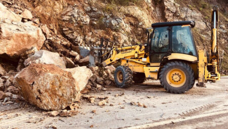 Yalova’da toprak kayması nedeniyle trafiğe kapanan yol açıldı