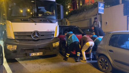 Yanılgılı park krizi trafiği felç etti: Vatandaşlar elleriyle aracı kenara çekti