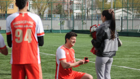 Yeşil alanda maç sonu sürpriz evlilik teklifi