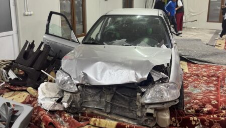 Alkollü şoför mescide daldı: 1 yaralı