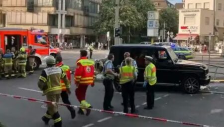 Almanya’da araç kalabalığın ortasına daldı! Çok sayıda yaralı var