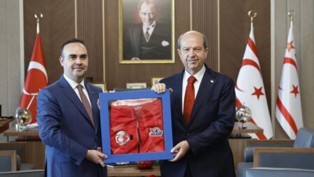 Bakan Kacır, KKTC Cumhurbaşkanı Tatar ile bir ortaya geldi