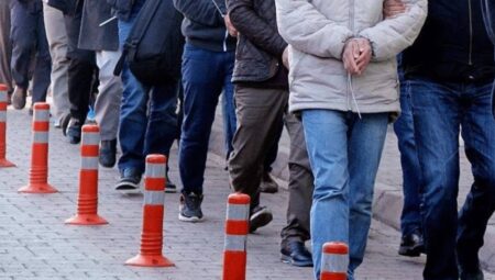 Bakan Yerlikaya duyurdu: Göçmen kaçakçılarına operasyon