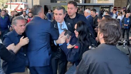 CHP lideri Özgür Özel AKM çıkışında akına uğradı