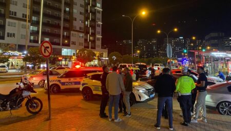 ‘Dur’ ihtarına uymayan ehliyetsiz şoför polise çarpıp kaçtı!