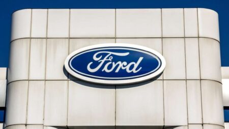 Ford, 2025 öngörülerini askıya aldı: Tarifeler kârlılığı zorluyor