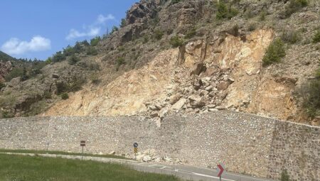 Gümüşhane’de heyelan: Mahalle yolu ulaşıma kapatıldı