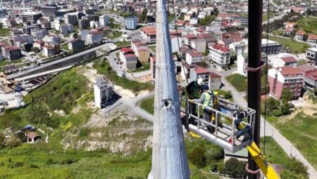 İstanbul Arnavutköy’de sarsıntıda hasar gören caminin minaresi söküldü