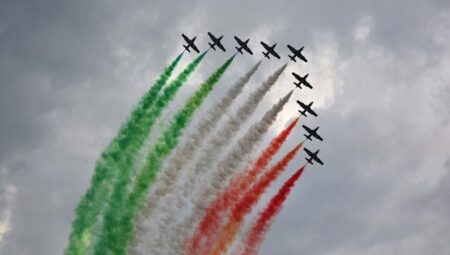 İtalya şov grubuna ilişkin 3 uçak havada çarpıştı