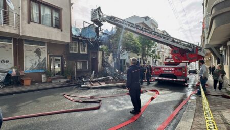 Kocaeli’de yangın! Bina çöktü, iki itfaiyeci yaralandı