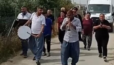 Mersin’de enteresan gelenek! Trafik kazasında ölen genç, davul-zurna eşliğinde defnedildi