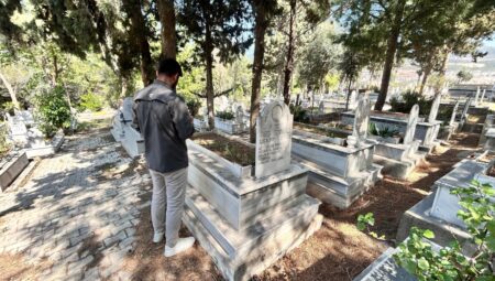 Özgür Özel’e hücum sonrası acı ayrıntı: Saldırganın oğlunun mezar taşındaki kelamlar dikkat çekti!