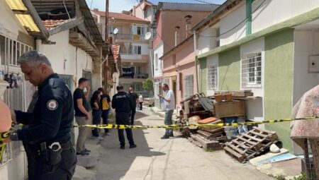 Polisler konutta ağır koku ihbarına gelmişlerdi! 63 yaşındaki adam meskeninde meyyit bulundu