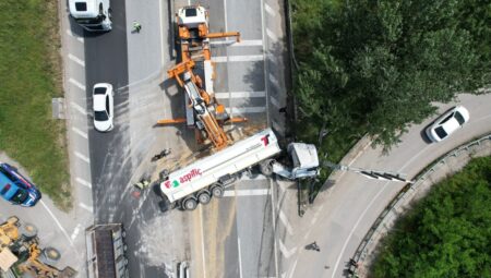 Sakarya’da tır devrildi! 25 ton tavuk yemi yola saçıldı: Bilecik istikameti kapandı