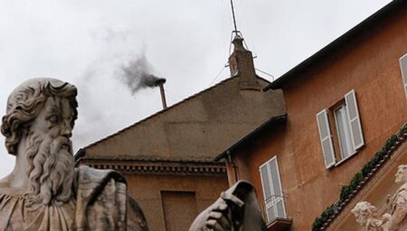 Son dakika: Yeni Papa birinci tıpta seçilemedi! Bacadan ‘siyah’ duman yükseldi