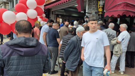 Tavuk döner ayranı 1 lira yaptı, dükkanın önünü mahşer yerine döndü