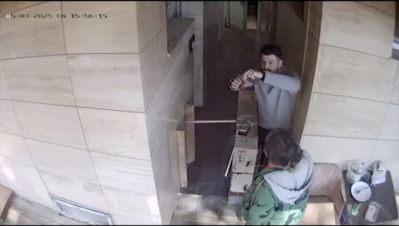 Tuvalette altın dolu kese buldu, sahibini bulamayınca…